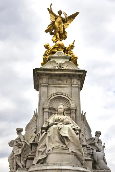 Victoria Monumento na rotunda do Palácio de Buckingham — Fotografia de Stock