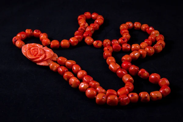 Halskette aus roten Korallen — Stockfoto
