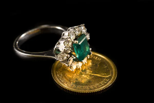 Diamond ring with big emerald — Stock Photo, Image