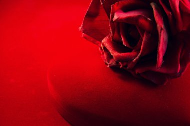 Gül desenli kırmızı kadife kutu