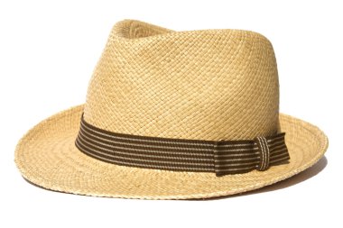 Beyaz arkaplanda izole edilmiş yaz hasır şapkası