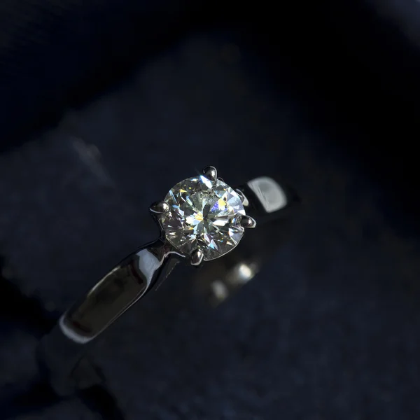 Edelsteinring mit Diamant — Stockfoto
