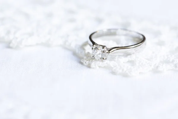 Precioso anillo con diamante —  Fotos de Stock