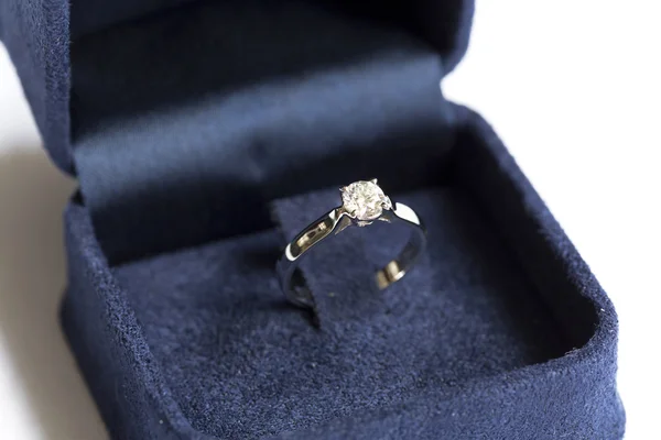 Dyrbar ring med diamant — Stockfoto