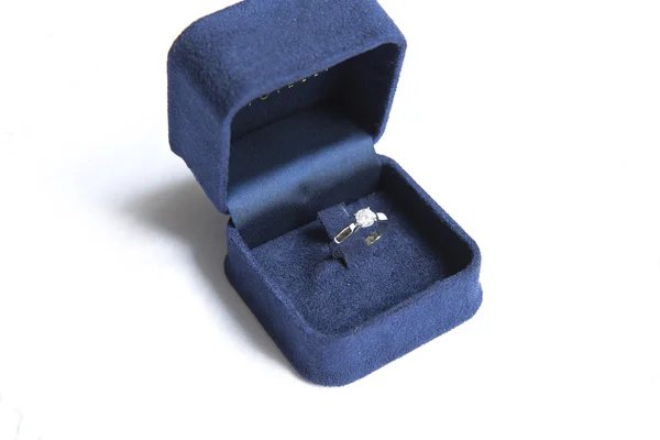Precioso anillo con diamante — Foto de Stock