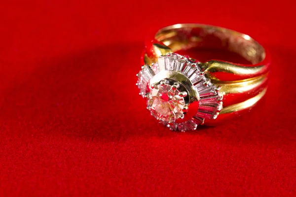 Értékes gyűrű gyémántokkal — Stock Fotó