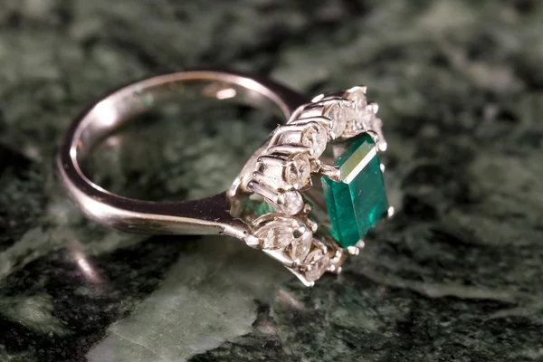Diamantový prsten s velkým smaragd — Stock fotografie