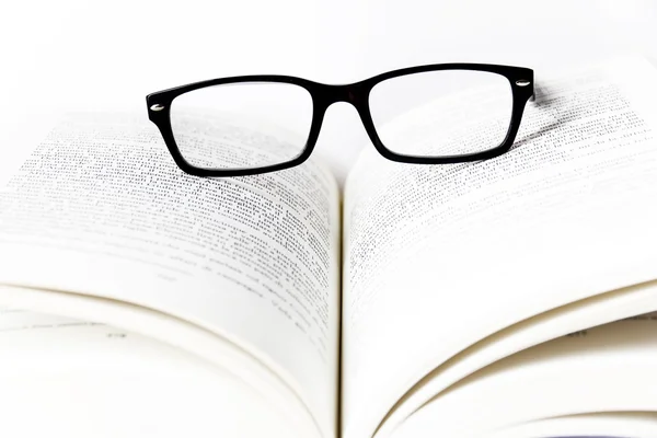 Lesebrille mit Büchern — Stockfoto