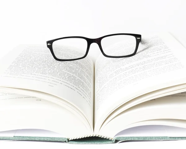 Lectura de gafas con libros — Foto de Stock