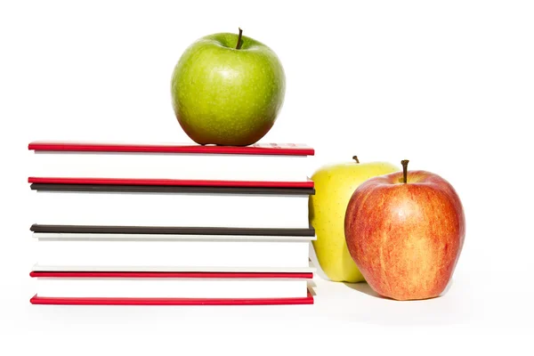 Książki i jabłko na białym tle — Zdjęcie stockowe