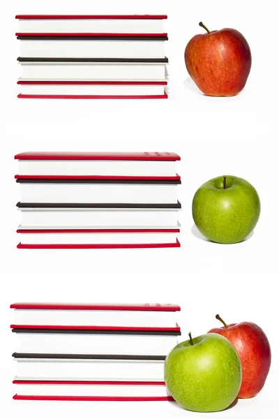Livros e maçã isolados sobre fundo branco — Fotografia de Stock