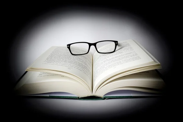 Lectura de gafas con libros — Foto de Stock