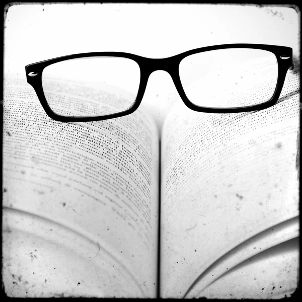 Lesebrille mit Büchern — Stockfoto