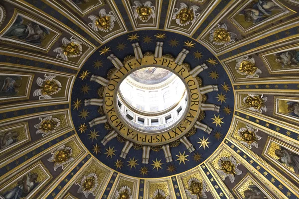St. Peter's Basilica, St. Peter's Square, Vatican City. Indoor interior. — Stock Photo, Image