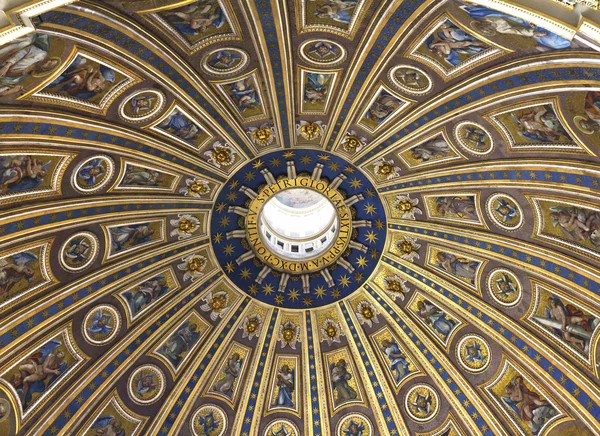 St. Peter's Basilica, St. Peter's Square, Vatican City. Indoor interior. — Stock Photo, Image