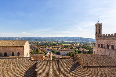 İtalya 'nın merkezinde Umbria' da bir ortaçağ şehri olan antik Gubbio 'nun panoramik manzarası