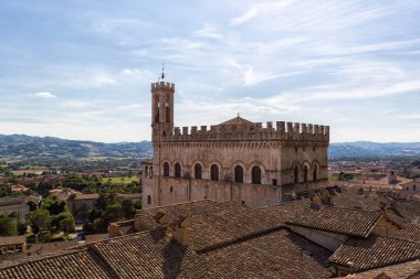 İtalya 'nın merkezinde Umbria' da bir ortaçağ şehri olan antik Gubbio 'nun panoramik manzarası