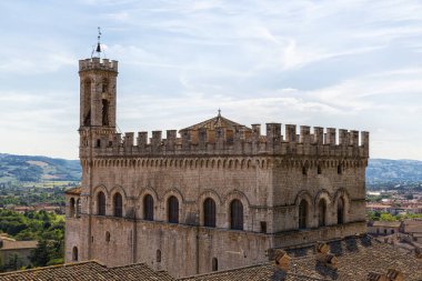 İtalya 'nın merkezinde Umbria' da bir ortaçağ şehri olan antik Gubbio 'nun panoramik manzarası