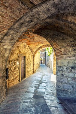 İtalya 'nın orta kesimindeki Perugia, Umbria eyaletinin ortaçağ kasabası Gubbio' nun güzel manzarası.