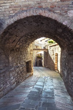 İtalya 'nın orta kesimindeki Perugia, Umbria eyaletinin ortaçağ kasabası Gubbio' nun güzel manzarası.
