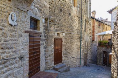 İtalya 'nın orta kesimindeki Perugia, Umbria eyaletinin ortaçağ kasabası Gubbio' nun güzel manzarası.