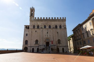 İtalya 'nın orta kesimindeki Gubbio, Umbria' daki ortaçağ Piazza Grande 'sine bakan Palazzo dei Consoli' nin güzel manzarası. Yerel Şehir Müzesi 'nin evi.