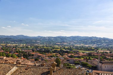 İtalya 'nın merkezinde Umbria' da bir ortaçağ şehri olan antik Gubbio 'nun panoramik manzarası