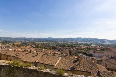 İtalya 'nın merkezinde Umbria' da bir ortaçağ şehri olan antik Gubbio 'nun panoramik manzarası