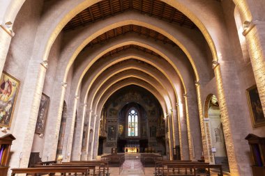 İtalya 'nın orta kesiminde Umbria' da bir ortaçağ şehri olan Gubbio katedralinin manzarası