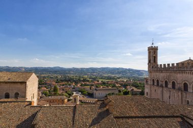İtalya 'nın merkezinde Umbria' da bir ortaçağ şehri olan antik Gubbio 'nun panoramik manzarası