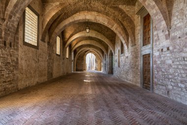 İtalya 'nın orta kesiminde Umbria' da bir ortaçağ şehri olan Gubbio 'daki Palazzo Ducale' nin pencerelerinden süzülen ışık oyunları