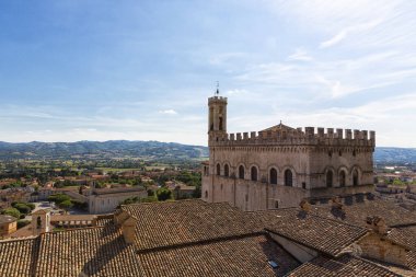İtalya 'nın merkezinde Umbria' da bir ortaçağ şehri olan antik Gubbio 'nun panoramik manzarası