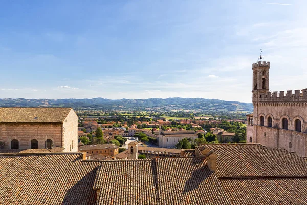 İtalya 'nın merkezinde Umbria' da bir ortaçağ şehri olan antik Gubbio 'nun panoramik manzarası