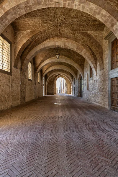 Lichtspelen Die Door Ramen Van Het Palazzo Ducale Gubbio Een — Stockfoto