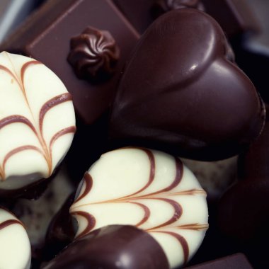 Ahşap arka plan üzerinde çeşitli çikolatalı pralin