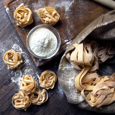 Ham ev yapımı makarna ve makarna üzerine ahşap arka plan için malzemeler