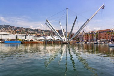 Liguria 'da bir şehir olan Cenova' nın antik limanının güzel manzarası