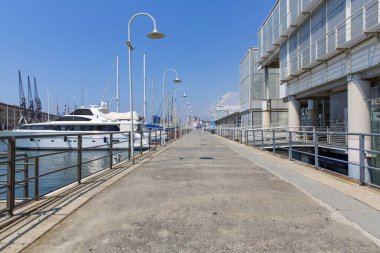 Liguria 'da bir şehir olan Cenova' nın antik limanının güzel manzarası