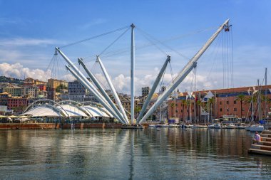 Liguria 'da bir şehir olan Cenova' nın antik limanının güzel manzarası