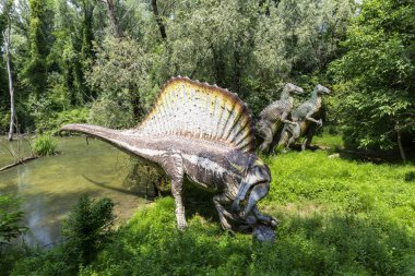 20 Temmuz 2019 'da Bussolengo, İtalya' daki Natura Viva Parkı 'nda dev bir dinozorun yeniden yapılandırılmasını canlandırdı..