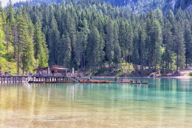 Güney Tyrol, Bolzano 'daki Braies Gölü' nün güzel manzarası.
