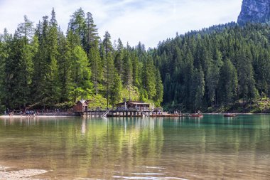 Güney Tyrol, Bolzano 'daki Braies Gölü' nün güzel manzarası.