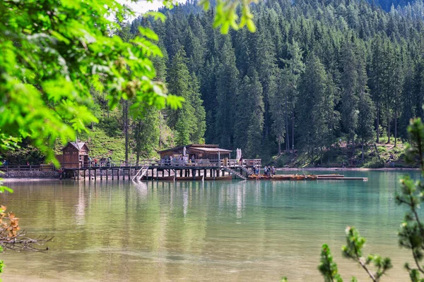 Güney Tyrol, Bolzano 'daki Braies Gölü' nün güzel manzarası.