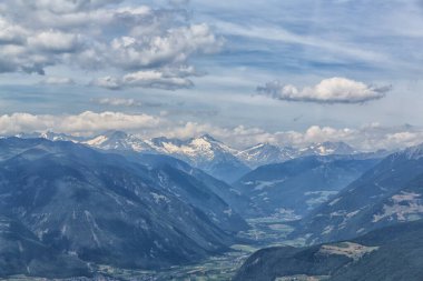 Brunico 'yu Plan de Corones, Kronplatz' a bağlayan teleferiğin görüntüsü