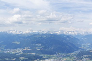 Kronplatz 'ın (Plan de Corones) arka planda dağ aralığı ile güzel bir manzarası, İtalya