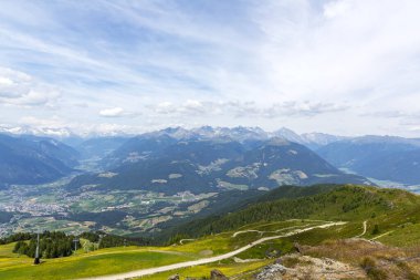 Kronplatz 'ın (Plan de Corones) arka planda dağ aralığı ile güzel bir manzarası, İtalya