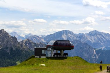 Kronplatz 'ın (Plan de Corones) arka planda dağ aralığı ile güzel bir manzarası, İtalya