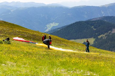 Kronplatz 'ın (Plan de Corones) arka planda dağ aralığı ile güzel bir manzarası, İtalya