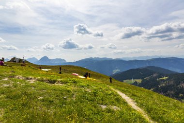 Kronplatz 'ın (Plan de Corones) arka planda dağ aralığı ile güzel bir manzarası, İtalya
