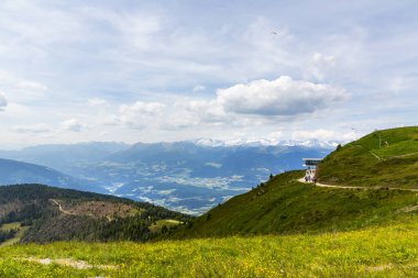 Kronplatz 'ın (Plan de Corones) arka planda dağ aralığı ile güzel bir manzarası, İtalya